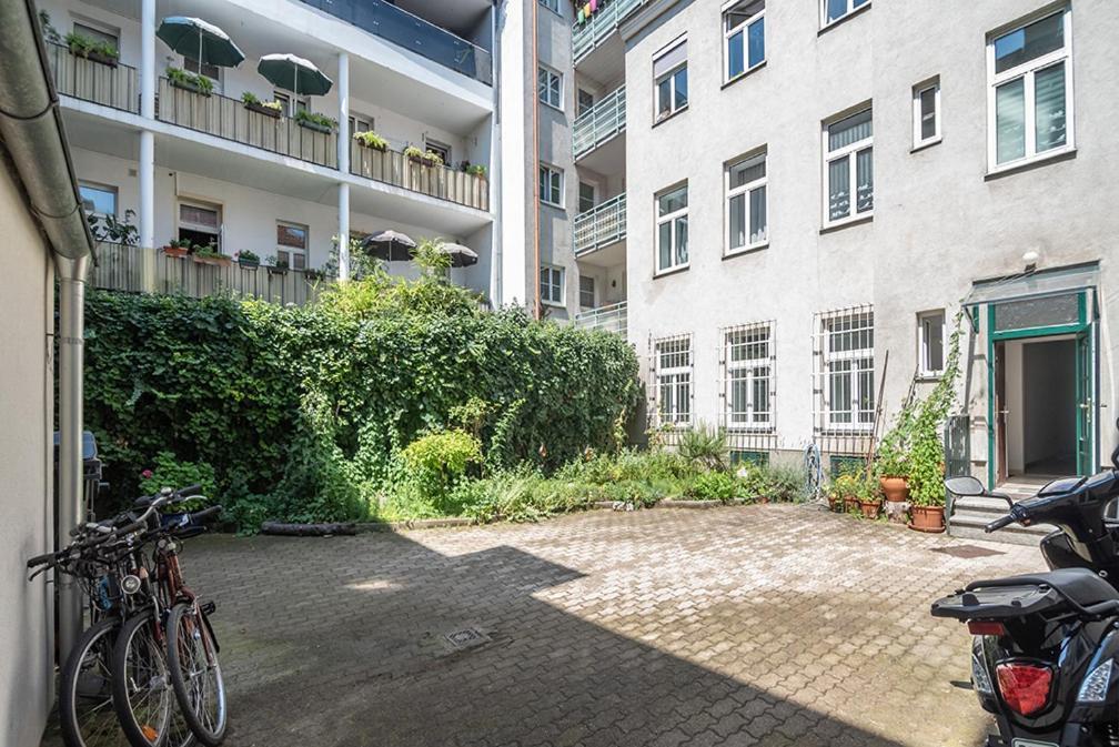 Apartment Colorful Facing Courtyard