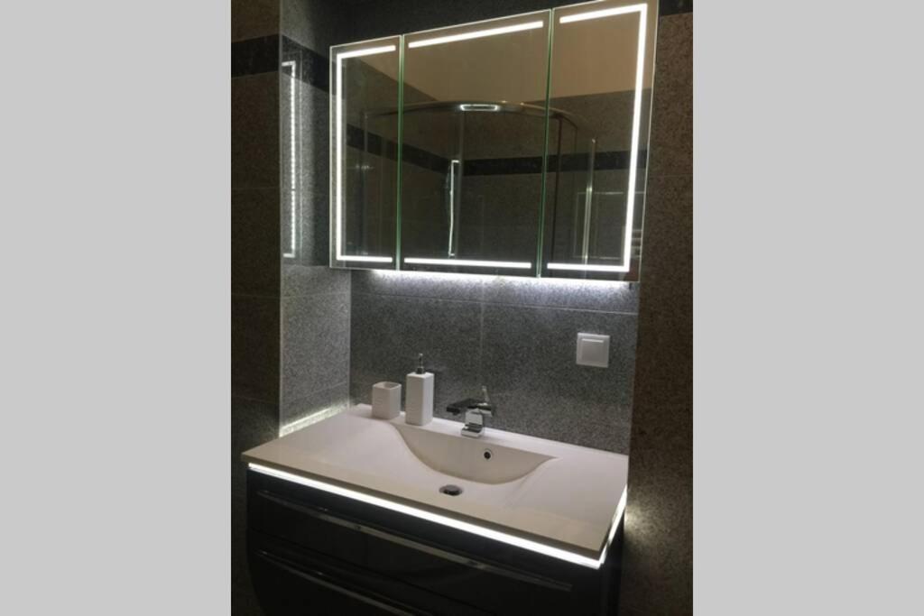 New Cozy Apartment, Location, 12 Min To Center Apartment *