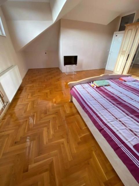 Apartamento Arbeiterquartiere In Donaustadt Mit Gemeinschaftskuche Und -bad - Hacklerzimmer