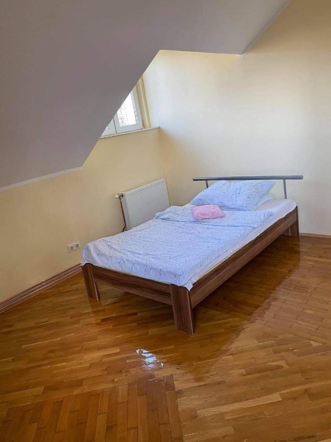 Arbeiterquartiere In Donaustadt Mit Gemeinschaftskuche Und -bad - Hacklerzimmer Viena