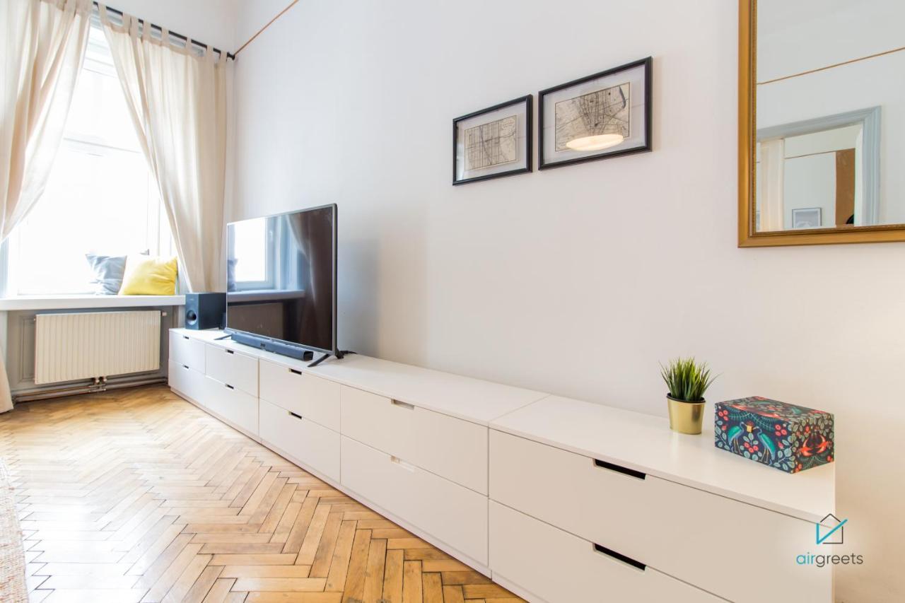 Spacious And Extraordinary Apartment *