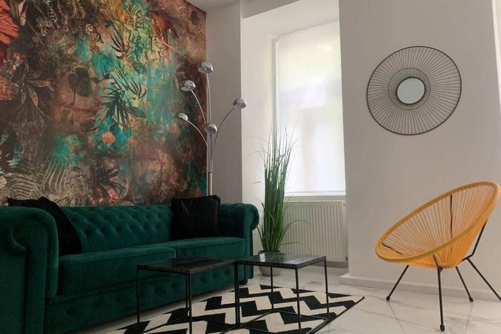 Apartment Cool Center Apt. @ Metro And Shopping Street *