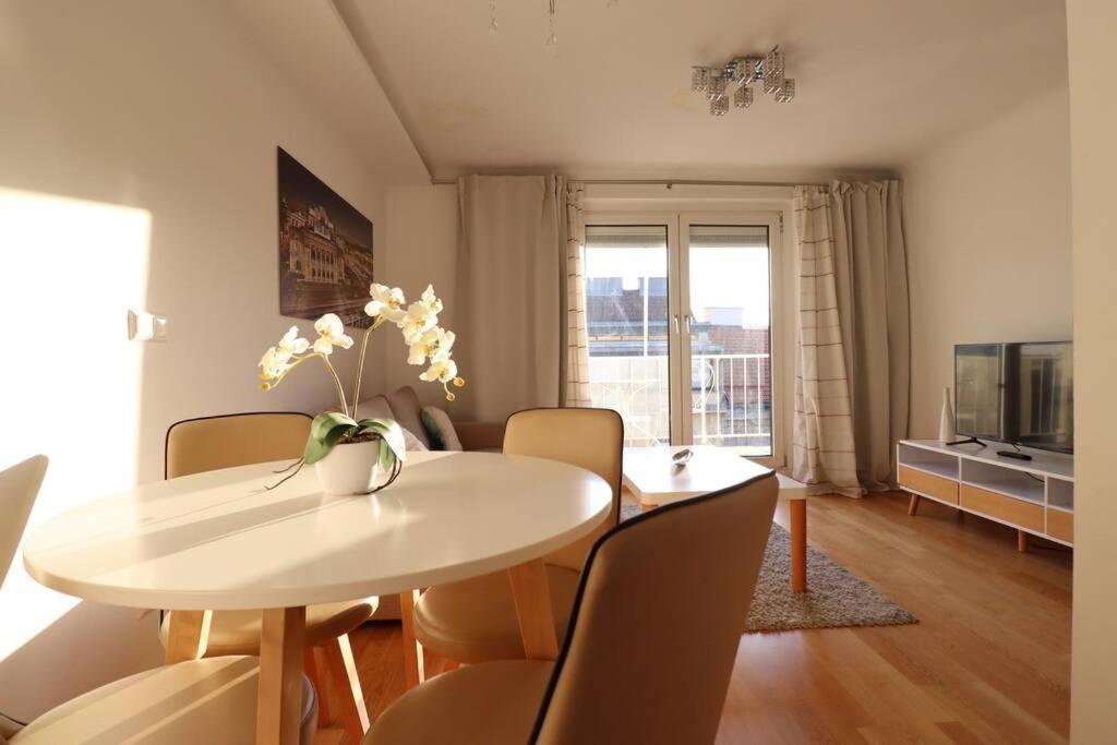 Apartment Brilliant View: Balcony Home, Modern, Stylish And Newly Renovated