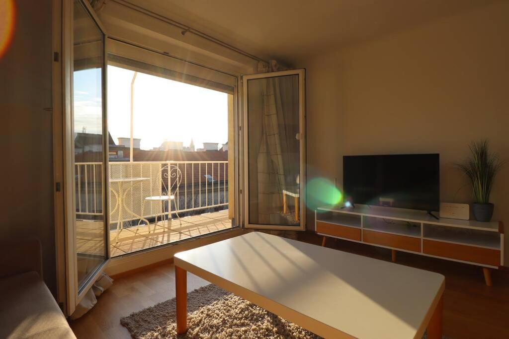 Brilliant View: Balcony Home, Modern, Stylish And Newly Renovated Apartment