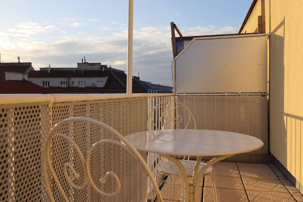 Apartment Brilliant View: Balcony Home, Modern, Stylish And Newly Renovated *