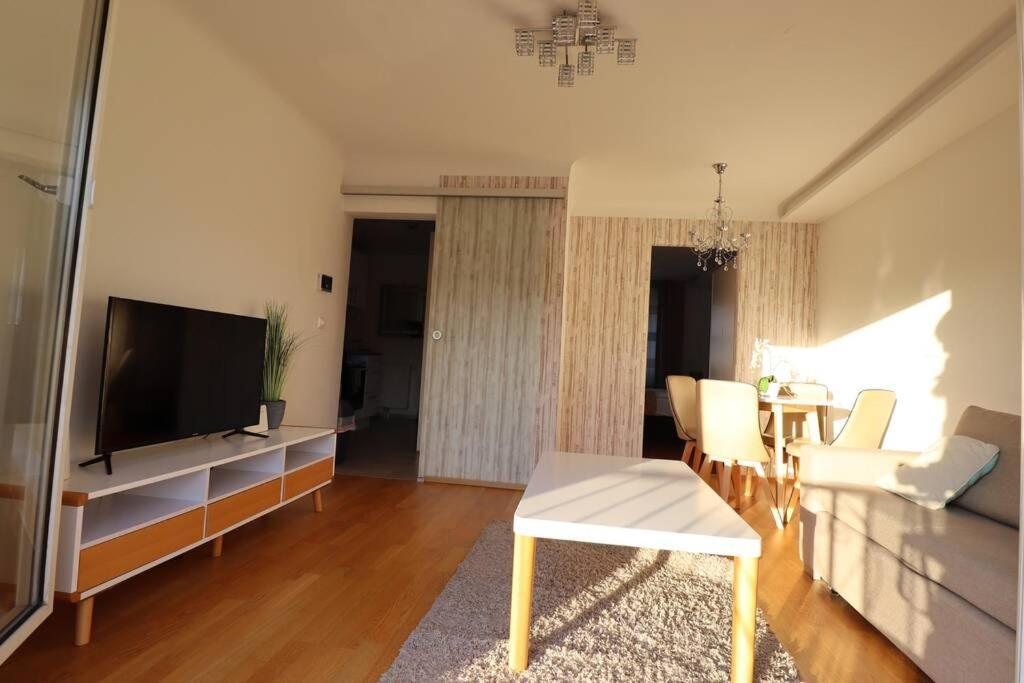 Apartment Brilliant View: Balcony Home, Modern, Stylish And Newly Renovated Vienna