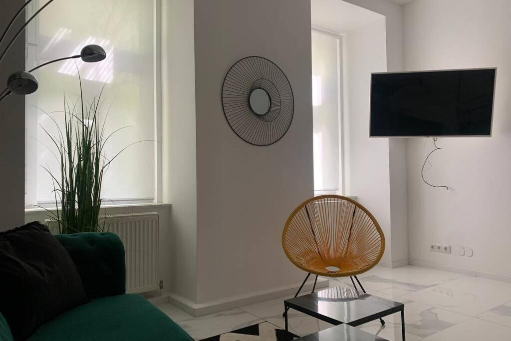 Apartment Cool Center Apt. @ Metro And Shopping Street *