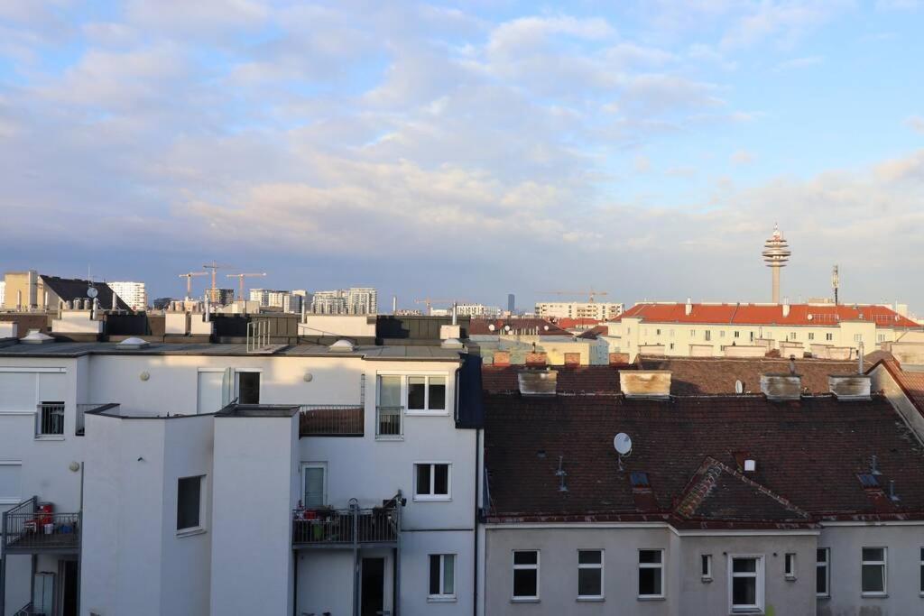 Brilliant View: Balcony Home, Modern, Stylish And Newly Renovated *
