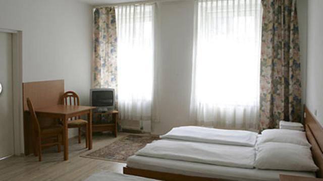 Cyrus Bed & Breakfast 2*