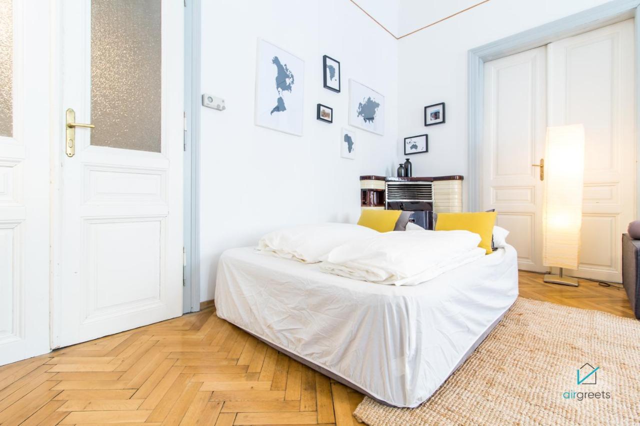 Spacious And Extraordinary Apartment *
