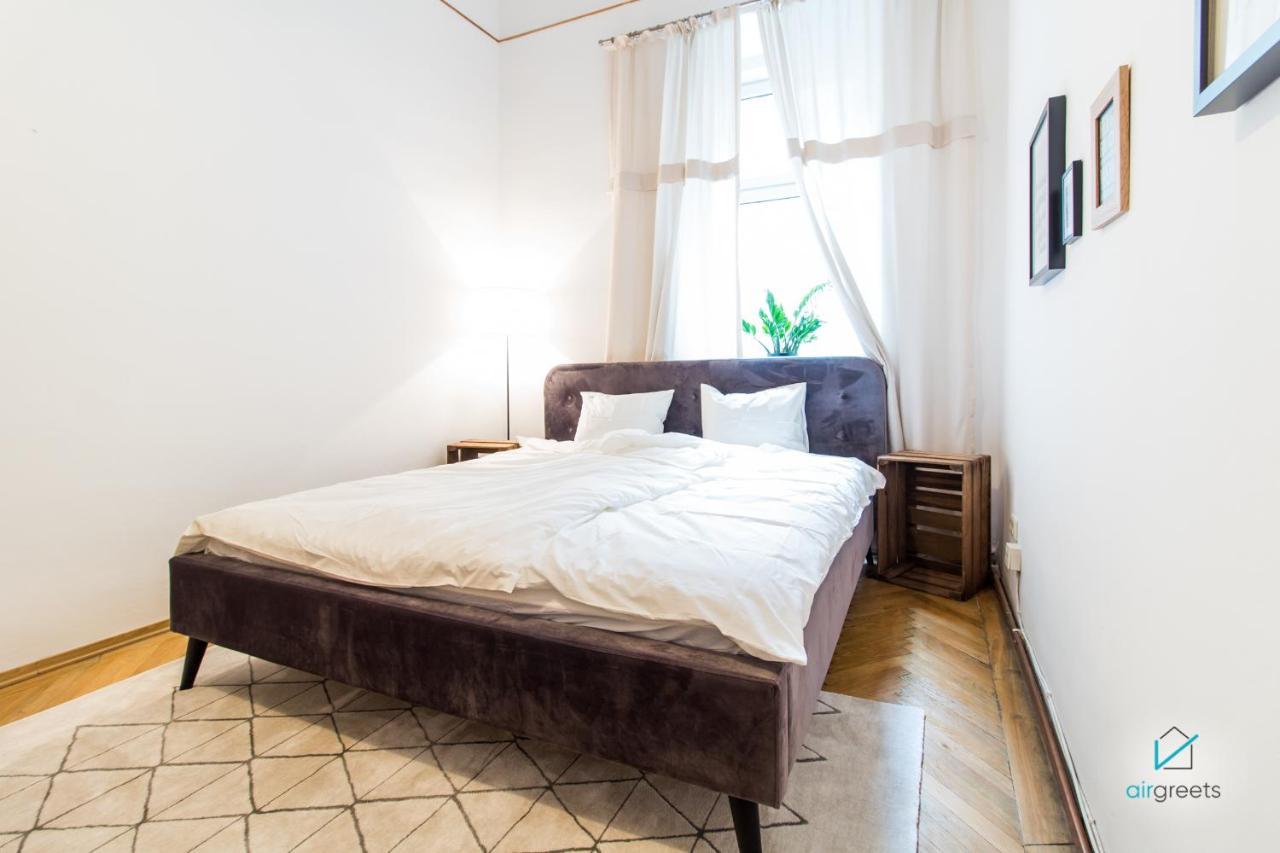 Spacious And Extraordinary Apartment