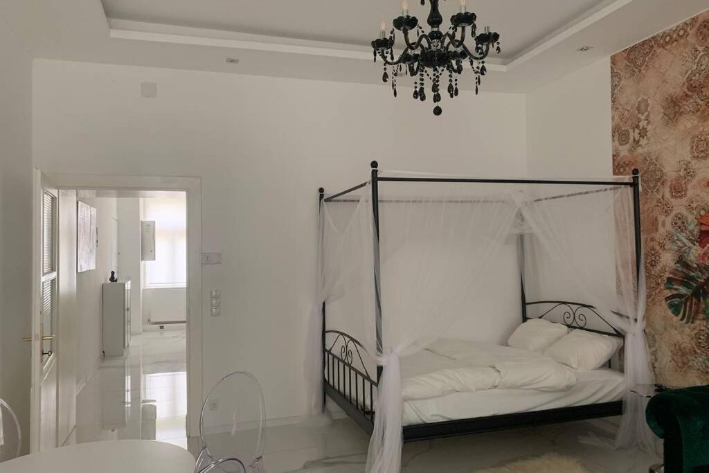 Cool Center Apt. @ Metro And Shopping Street Apartment *