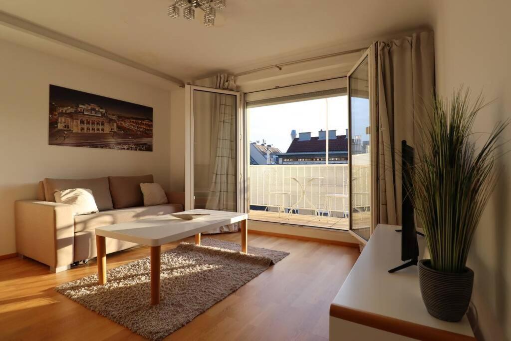 Brilliant View: Balcony Home, Modern, Stylish And Newly Renovated Apartment Vienna