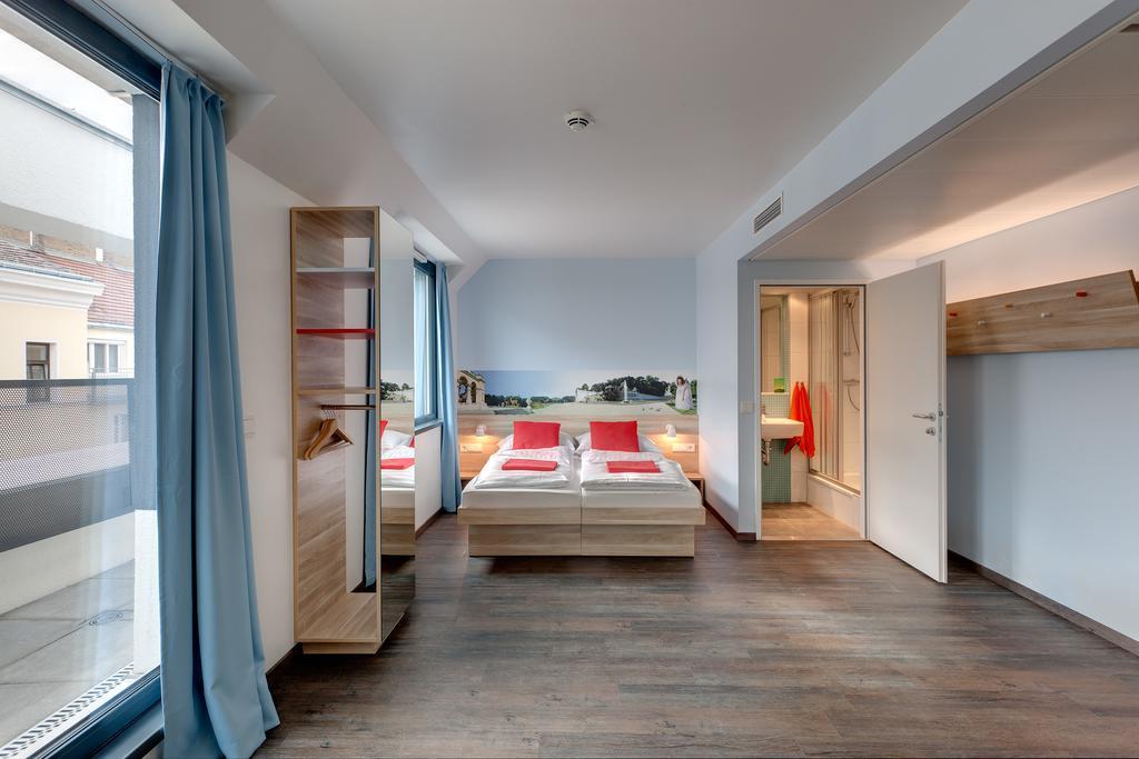 Hotel Meininger Downtown Franz 3*