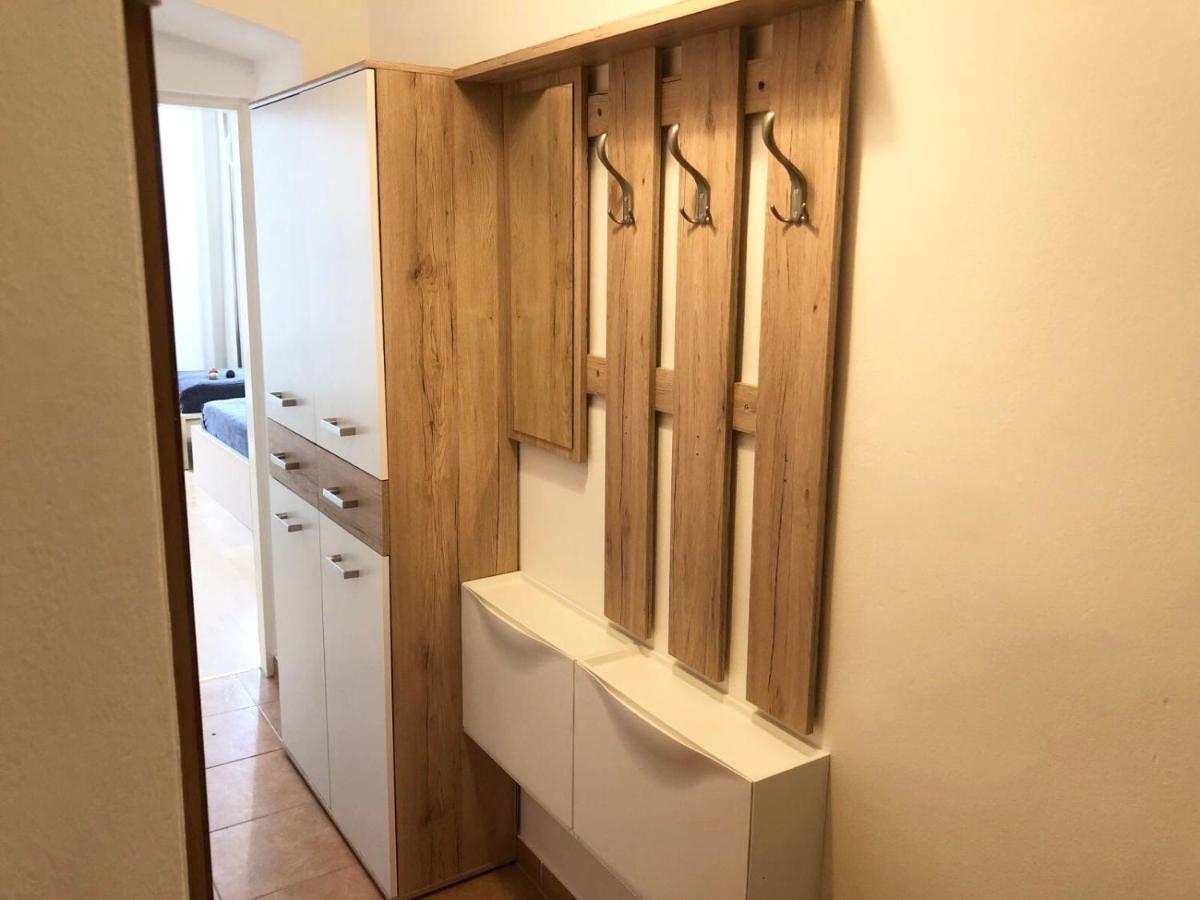 New, Bright Near The Metro! *