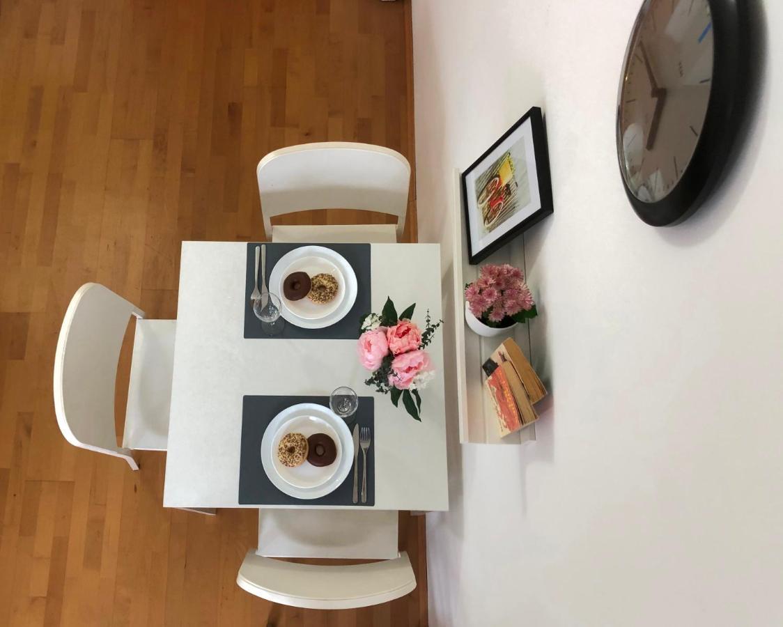 New, Bright Near The Metro! Apartment