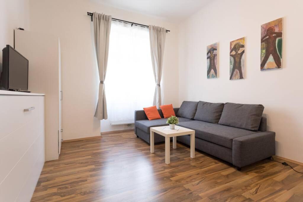 16 C&j's Apartment *