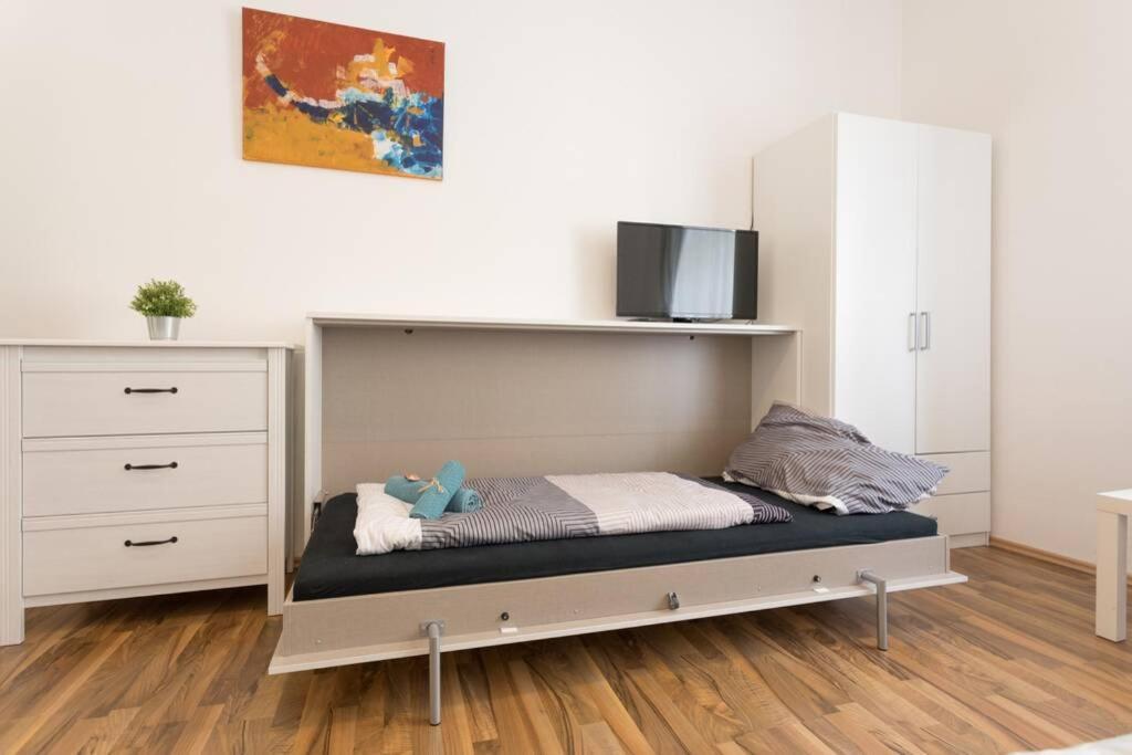 16 C&j's Apartment *
