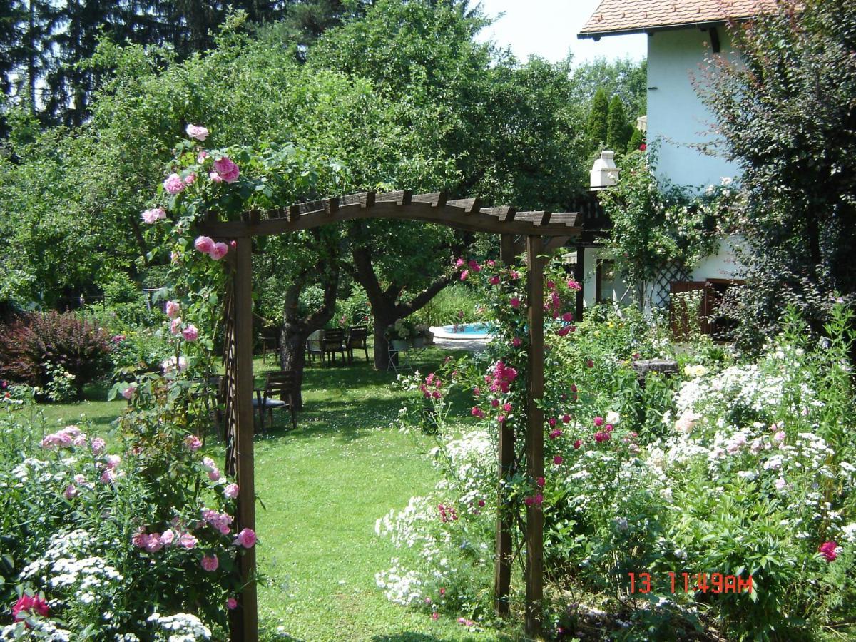 Ferienhaus Im Garten Mit Pool Vienna