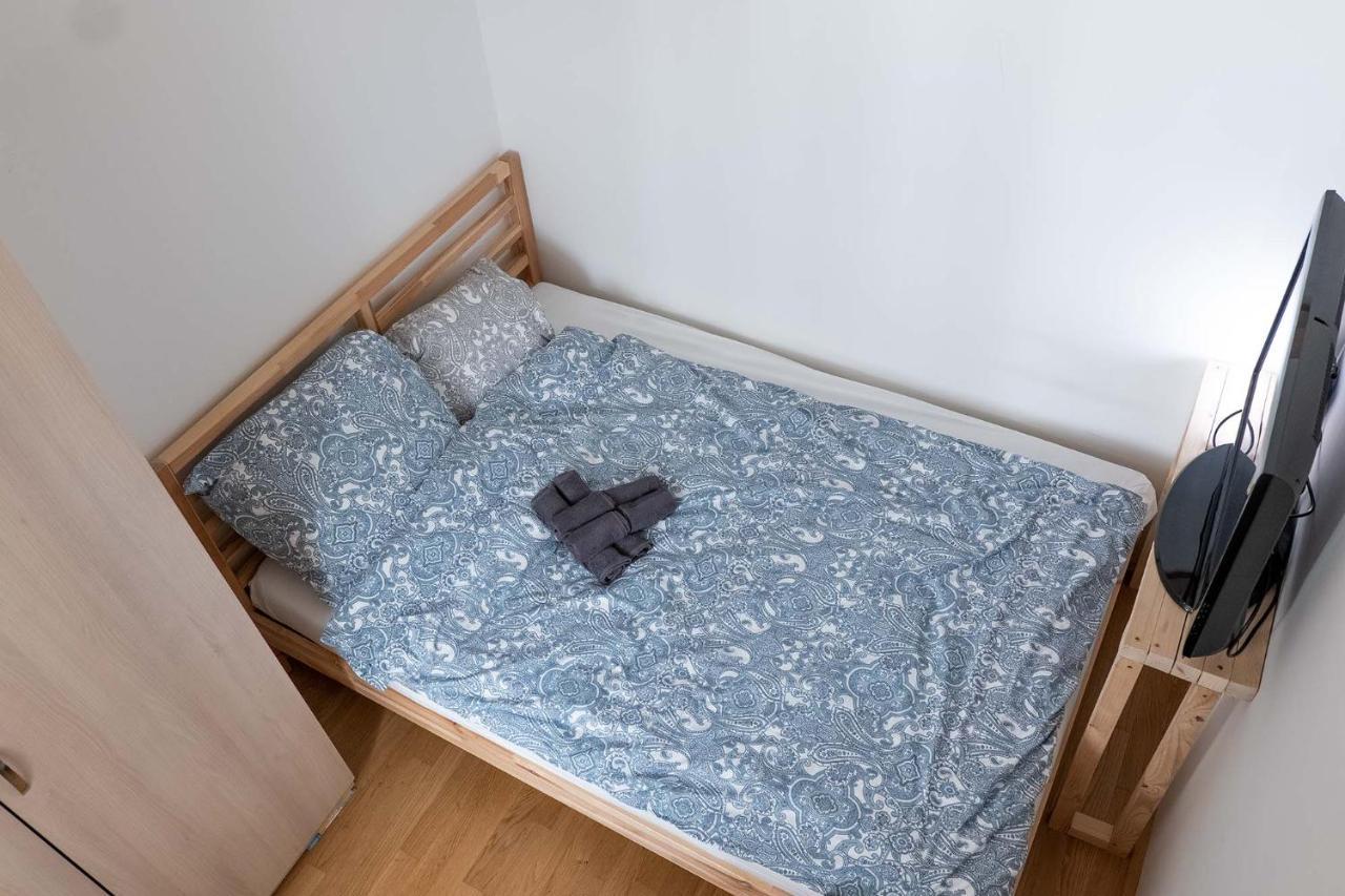 Apartment 2 & Balcony - Top Location! *