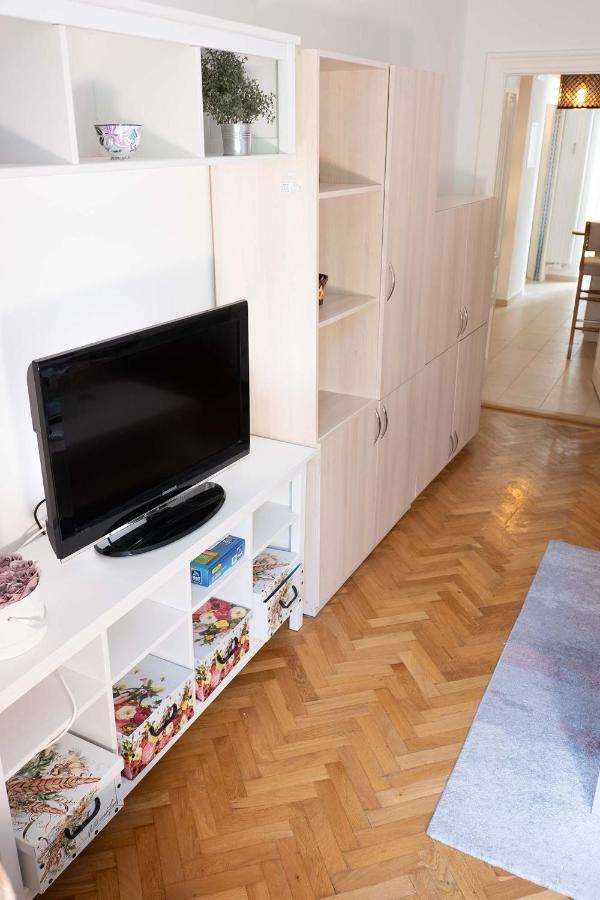 2 & Balcony - Top Location! Apartment *
