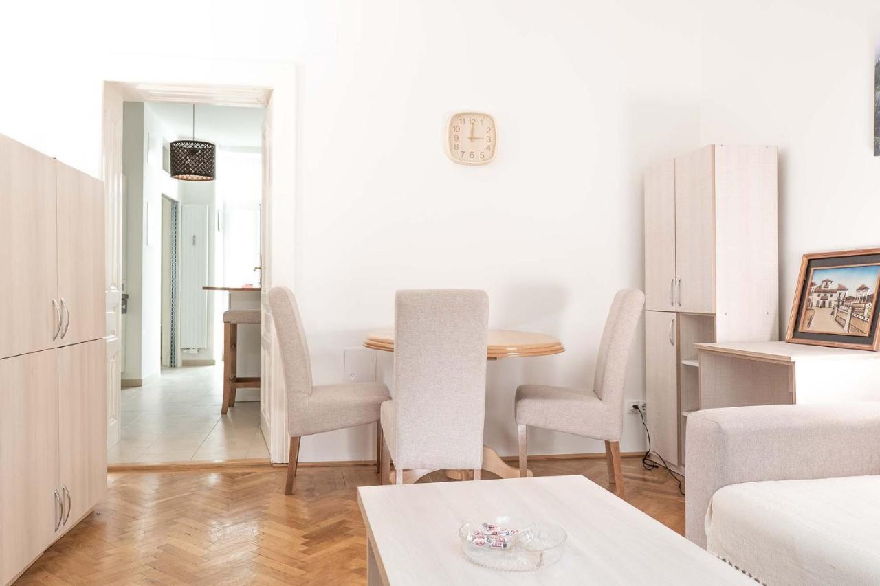 2 & Balcony - Top Location! Apartment