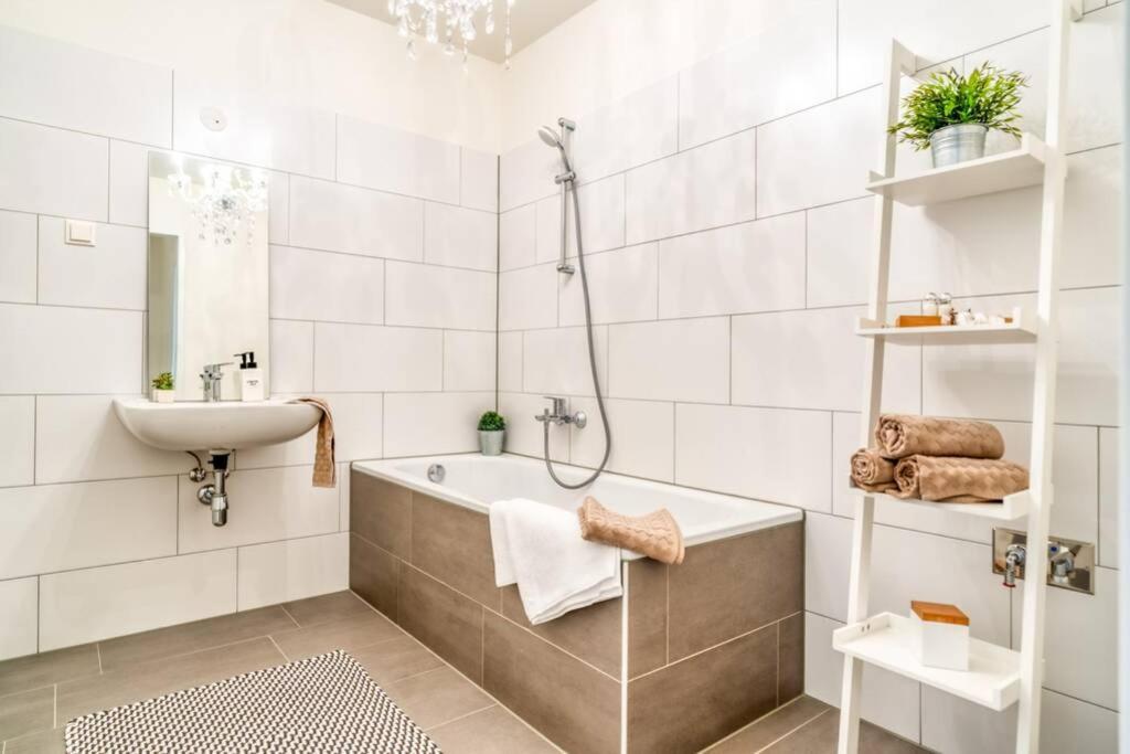 Modern & Sunny 52m2 With Balcony & Fast Wifi Wien