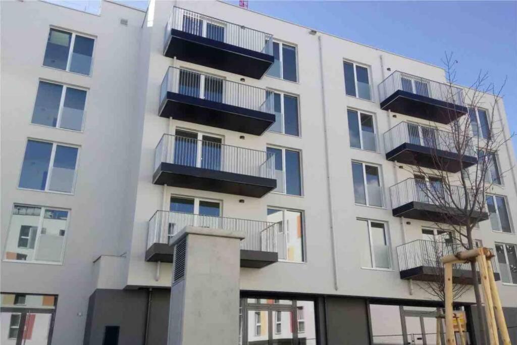 Modern & Sunny 52m2 With Balcony & Fast Wifi Apartment *