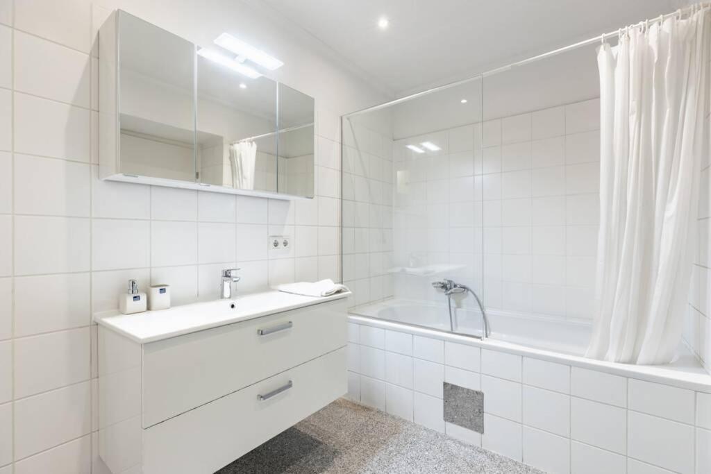 Chic One-bedroom With King-size Bed, Nestled In Vienna's Vibrant Heart * Vienna