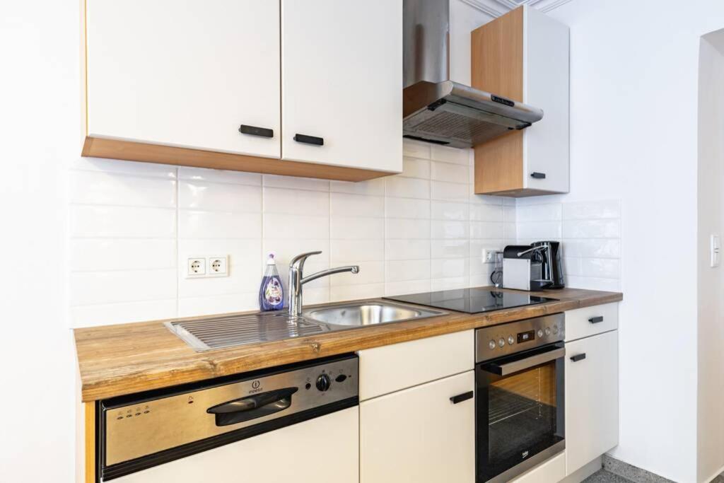 Chic One-bedroom With King-size Bed, Nestled In Vienna's Vibrant Heart Appartamento Vienna