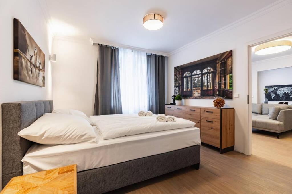 Chic One-bedroom With King-size Bed, Nestled In Vienna's Vibrant Heart Appartamento Vienna