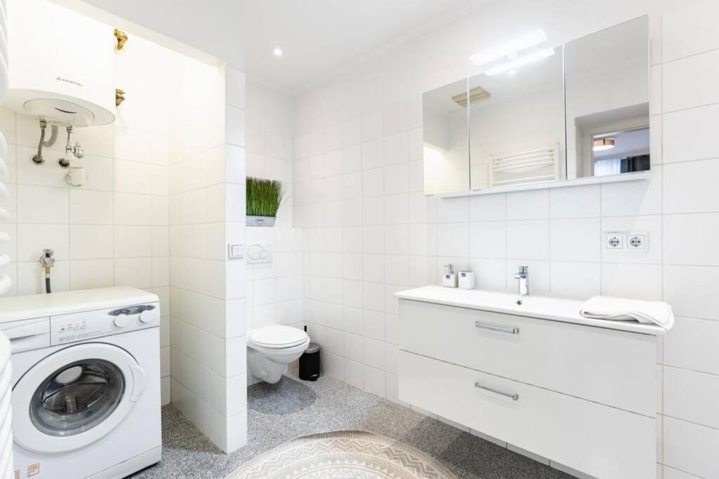 Appartamento Chic One-bedroom With King-size Bed, Nestled In Vienna's Vibrant Heart *