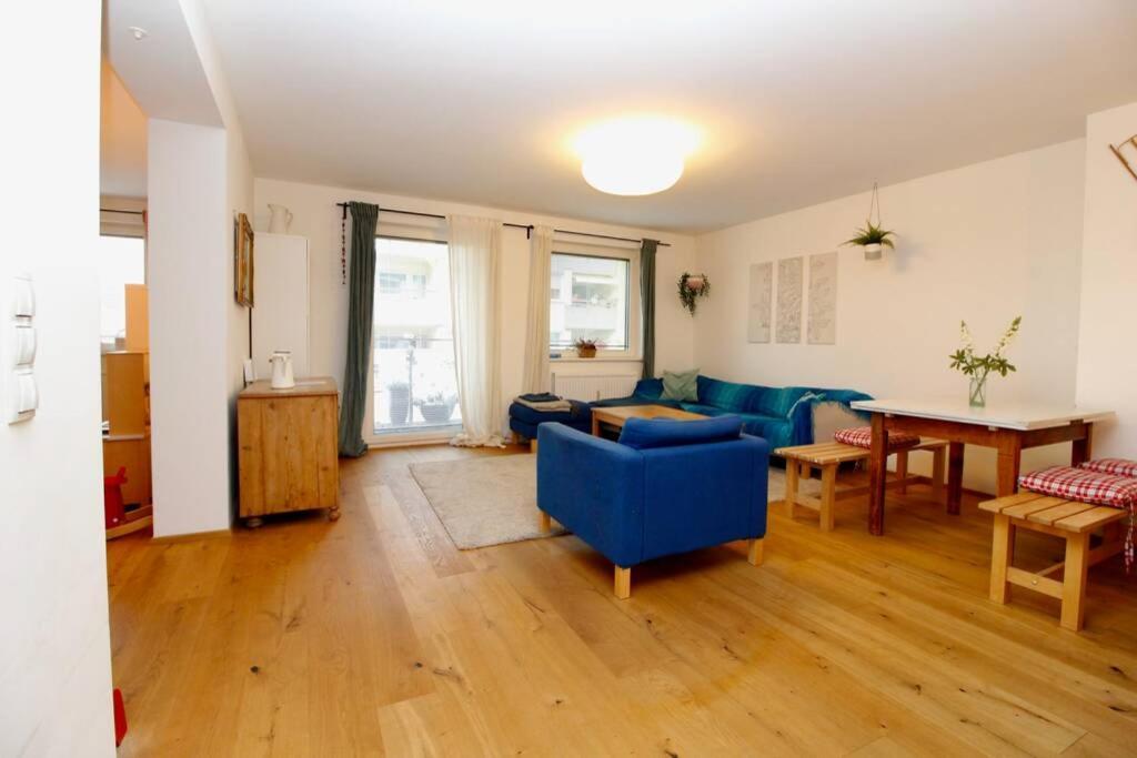 Modern Spacious, 2 Bedroom, Free Parking *