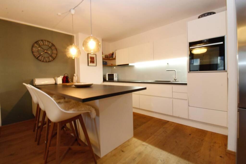 Modern Spacious, 2 Bedroom, Free Parking