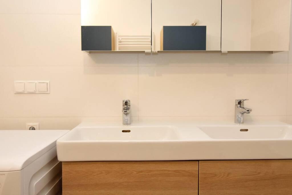 Modern Spacious, 2 Bedroom, Free Parking Apartment