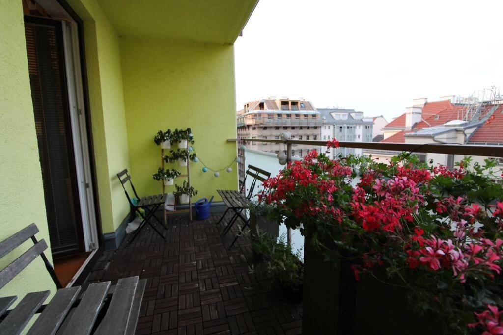 Modern Spacious, 2 Bedroom, Free Parking Apartment