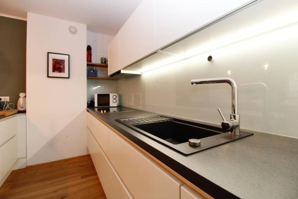 Apartment Modern Spacious, 2 Bedroom, Free Parking