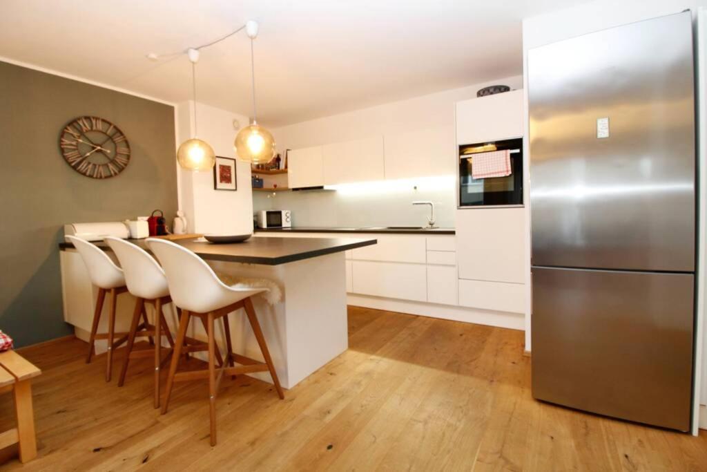 Apartment Modern Spacious, 2 Bedroom, Free Parking