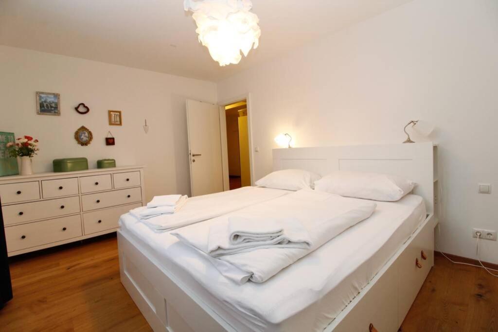 Modern Spacious, 2 Bedroom, Free Parking * Vienna