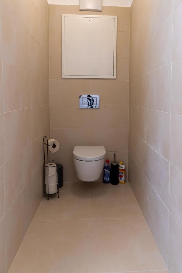 Apartment Maureen Lovely 2 Bedroom Unit With Community Pool Wien