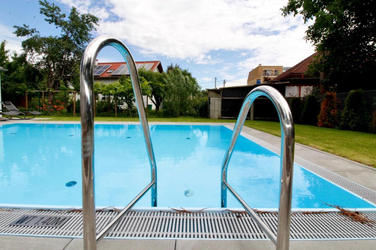 Maureen Lovely 2 Bedroom Unit With Community Pool