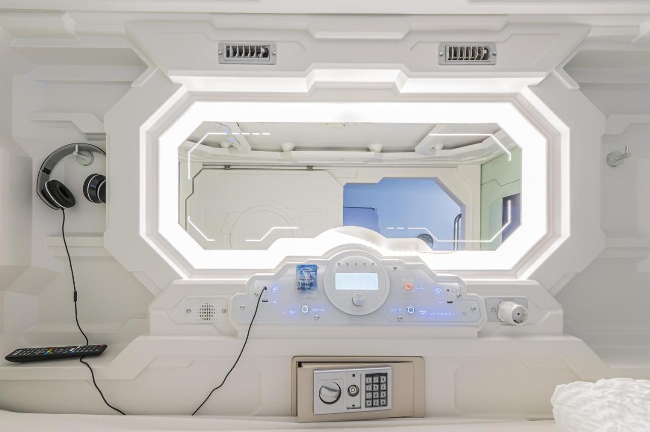 Space - Station # Hauptbahnhof Albergue Viena
