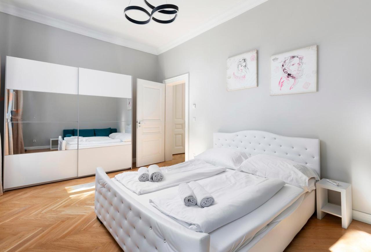Imperial Schonbrunn Apartment