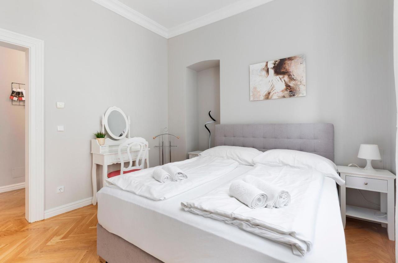 Imperial Schonbrunn Apartment