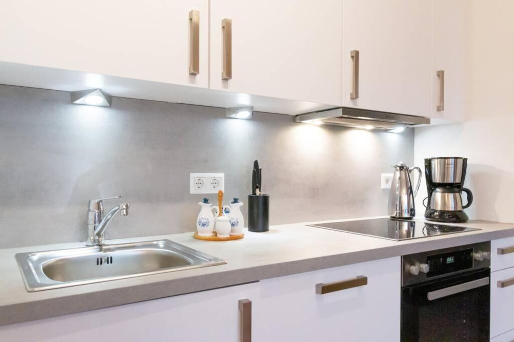 Apartment New, Quiet Flat Next To U1, Vic, Shopping Mall,... *