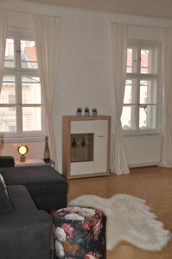 Apartment Wunderschöne Altbauwohnung In Zentraler Lage *