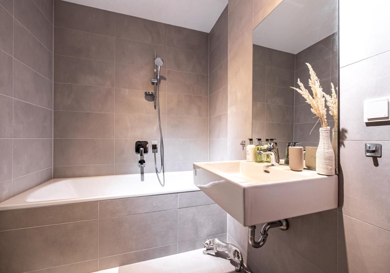 New Luxury Overlooking Apartment *