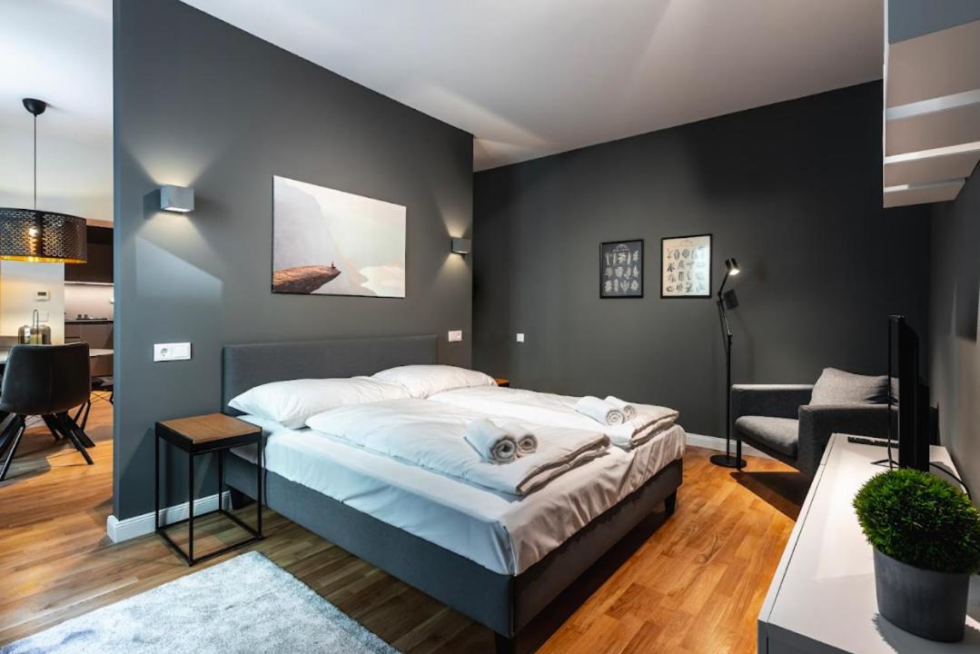 Authentic Next To Schwedenplatz Apartment *