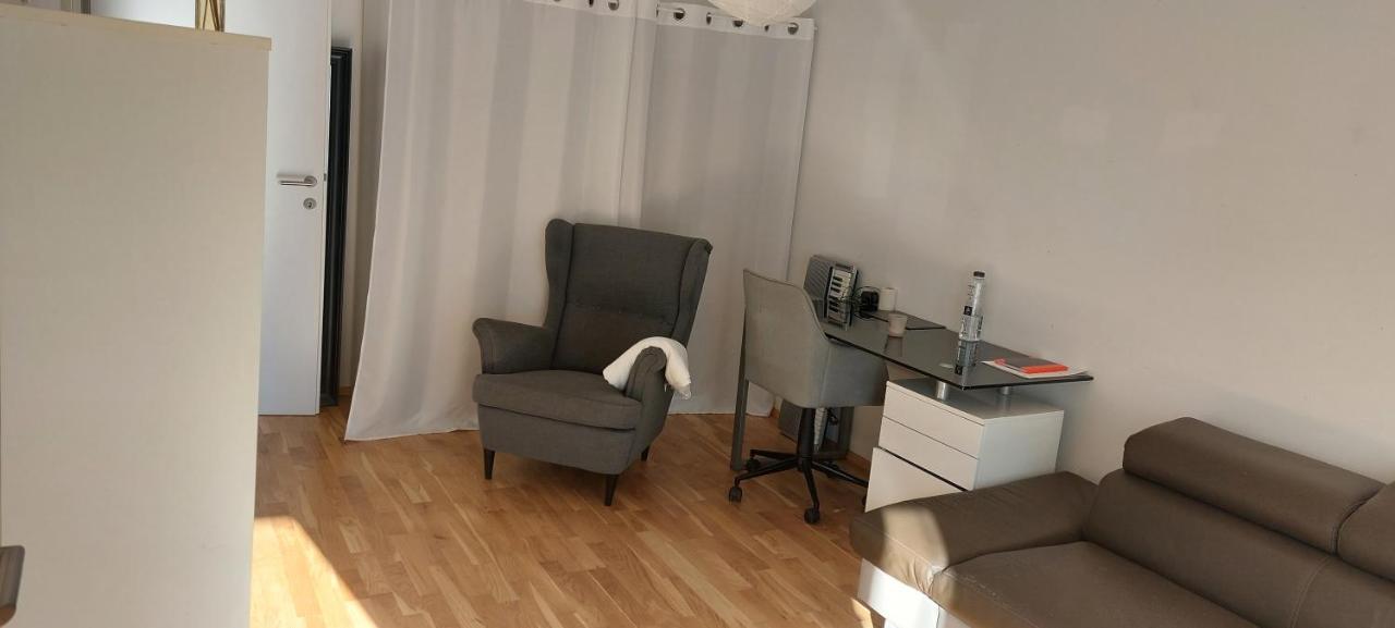 Schone Mit Balkon Apartment *