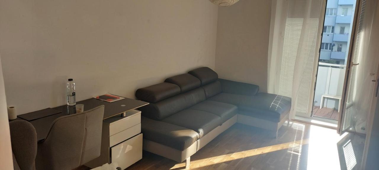 Schone Mit Balkon Apartment